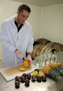 Découpe des fruits pour rhums de Ced